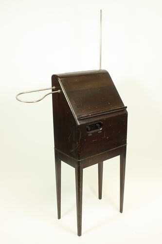 约 1930 年 RCA 特雷门琴：木制琴身、竖直音高天线与环形音量天线